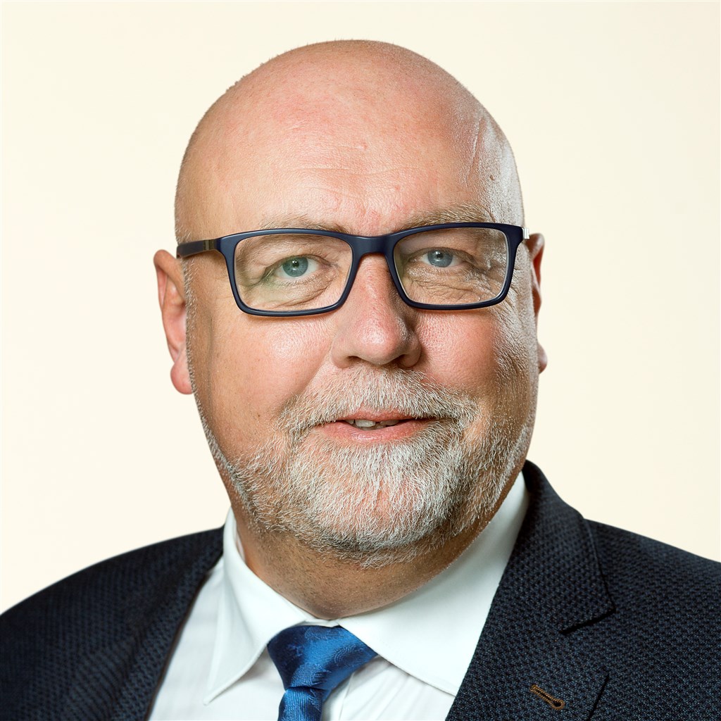 Kristian Pihl Lorentzen tager torsdag de første spadestik torsdag eftermiddag på fællespladsen i Tastum.
(Foto: Steen Brogaard)
